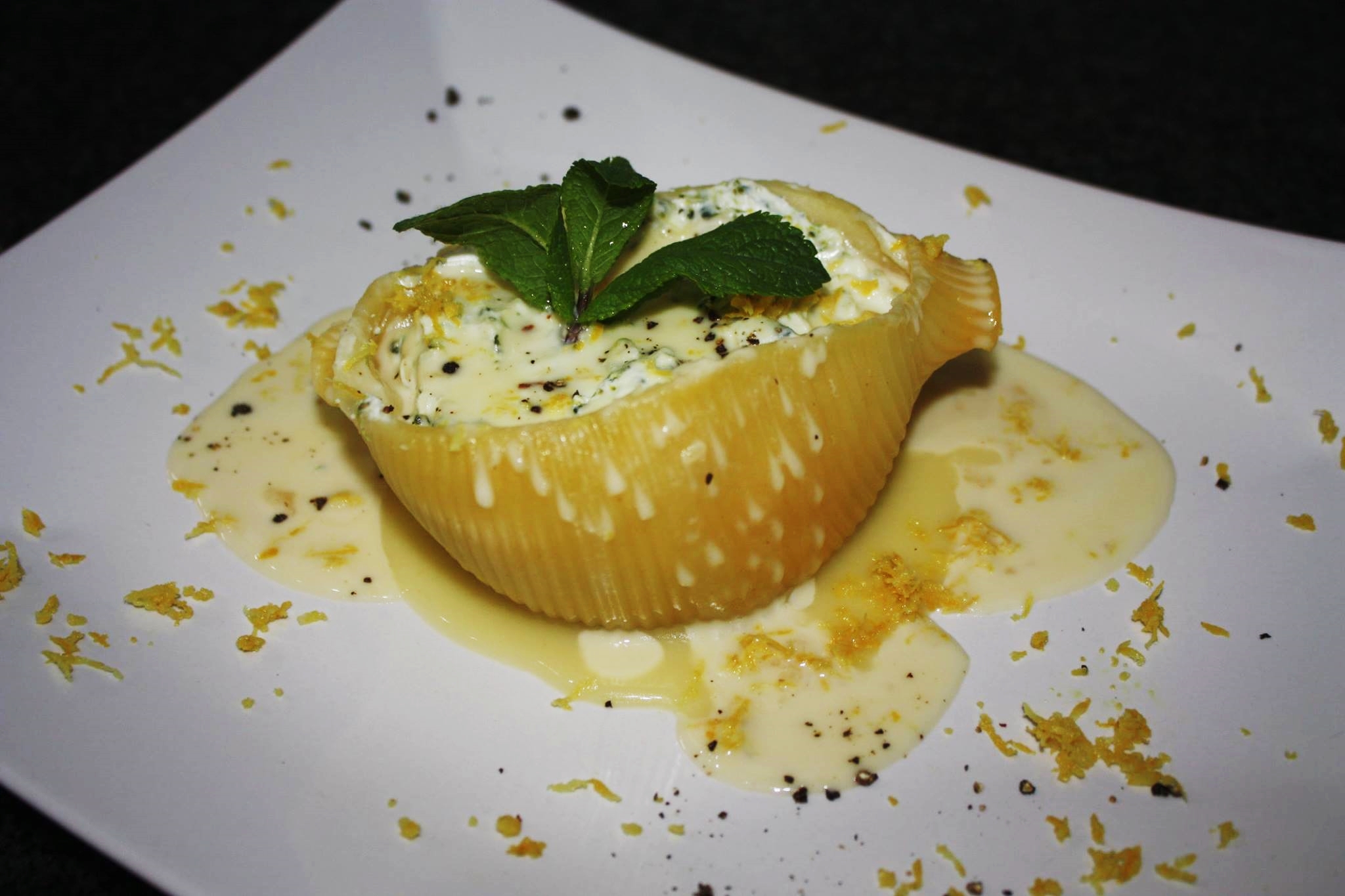 Caccavella ripiena di ricotta di bufala broccoli e provola con fonduta al formaggio ubriaco su salsina al limone