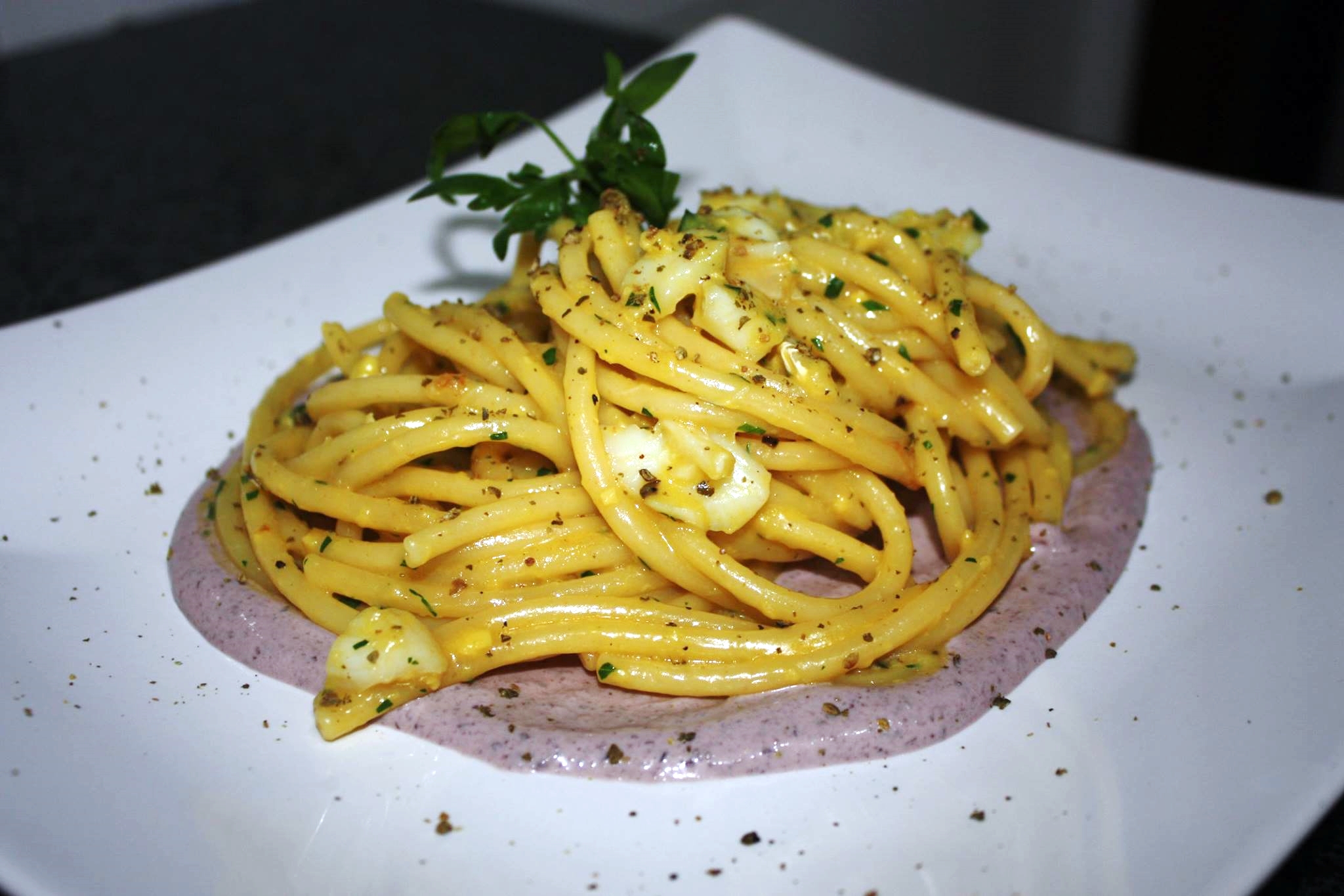 carbonara di baccal&agrave; su crema di ricotta ed olive nere