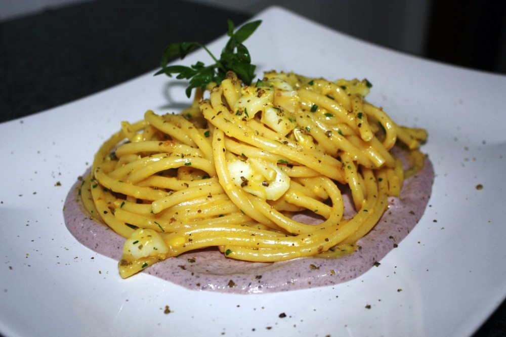 carbonara di baccalà su crema di ricotta ed olive nere