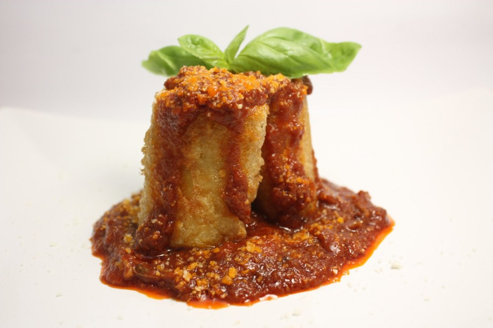 paccheri ripieni indorati e fritti al ragù napoletano