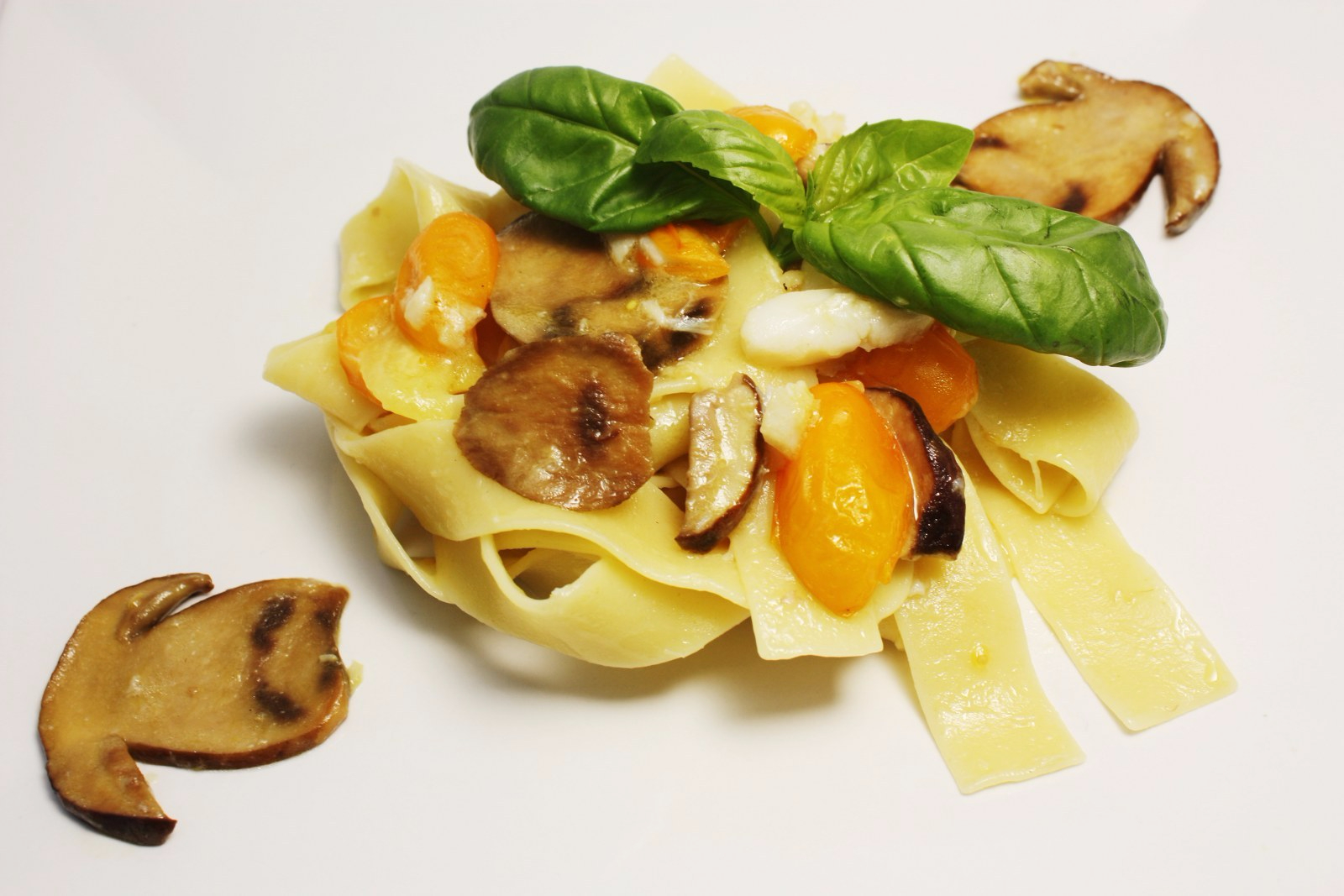 Pappardelle con porcini baccal&agrave; e pomodorino giallo