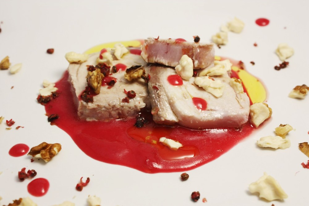 trancio di ricciola con noci e pepe rosa su salsa ai fichi d'India