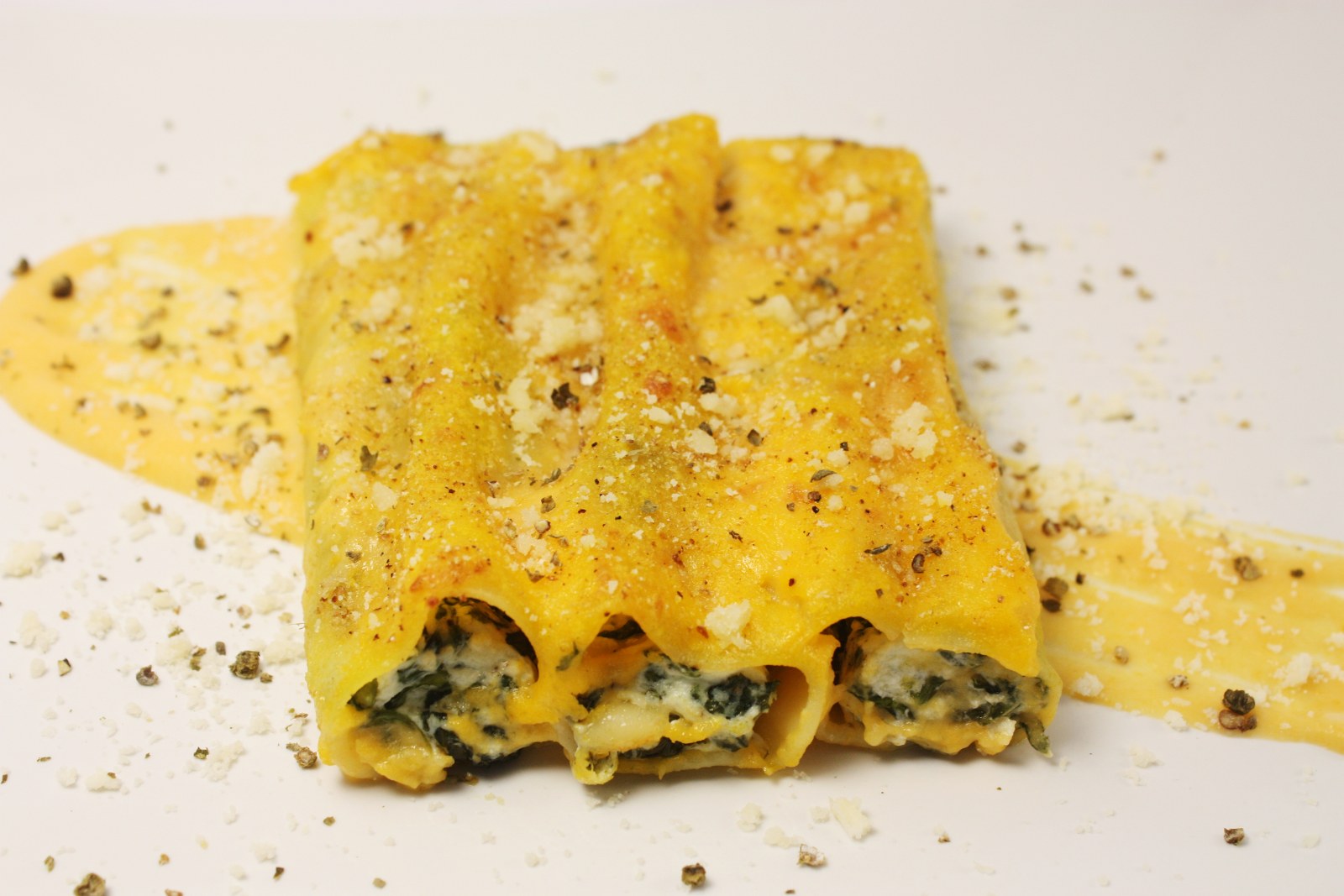 Cannelloni ripieni di ricotta e minestra di Natale con besciamella alla zucca
