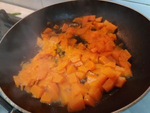 Cannelloni ripieni di ricotta e minestra maritata con besciamella alla zucca