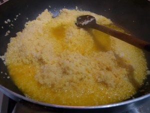Cous cous allo zafferano con carciofi e salmone
