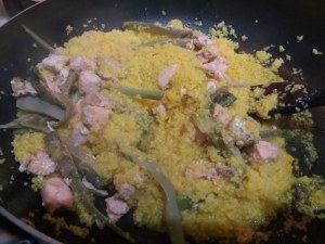 Cous cous allo zafferano con carciofi e salmone