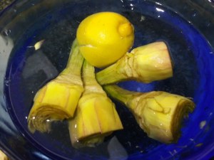 Cous cous allo zafferano con carciofi e salmone