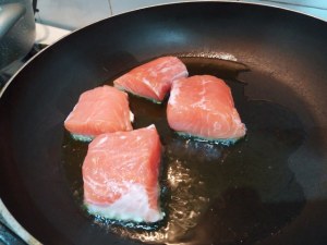 Cous cous allo zafferano con carciofi e salmone