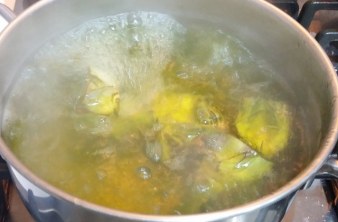 Cous cous allo zafferano con carciofi e salmone