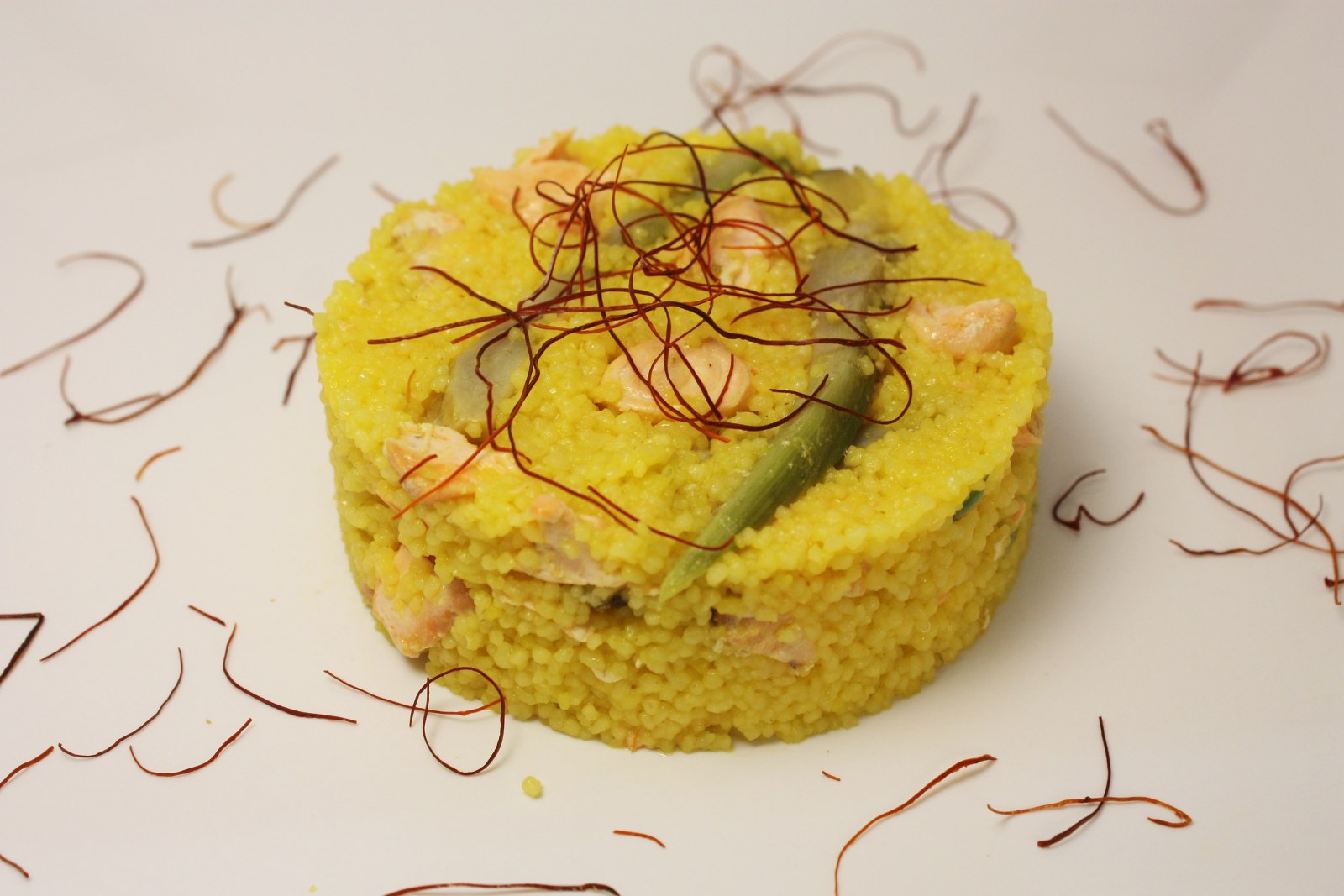 Cous cous allo zafferano con carciofi e salmone