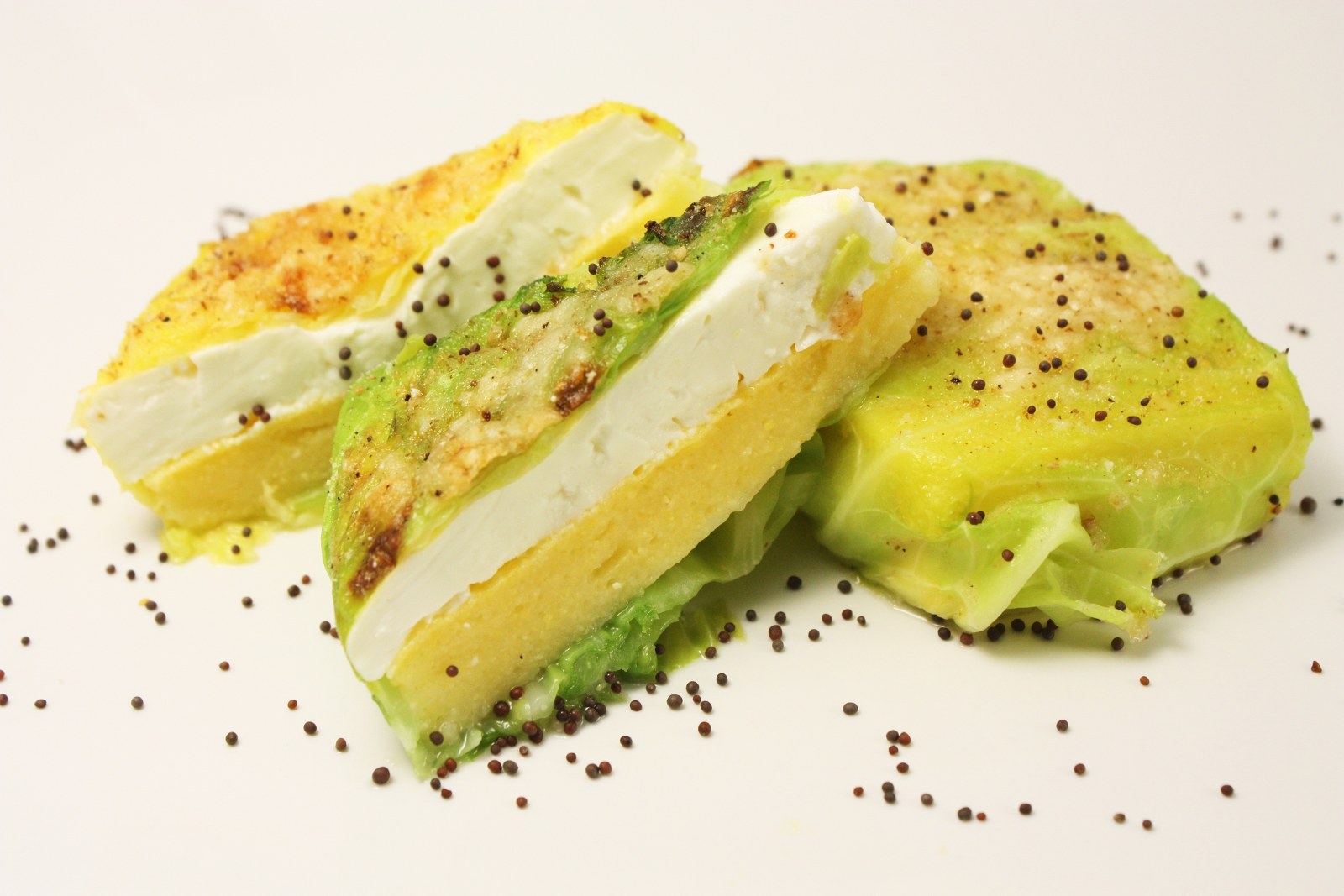 Fagottini di verza ripieni di polenta e feta greca