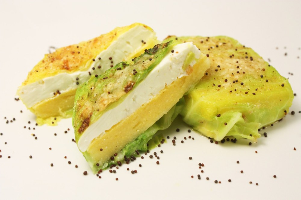 Fagottini di verza ripieni di polenta e feta greca