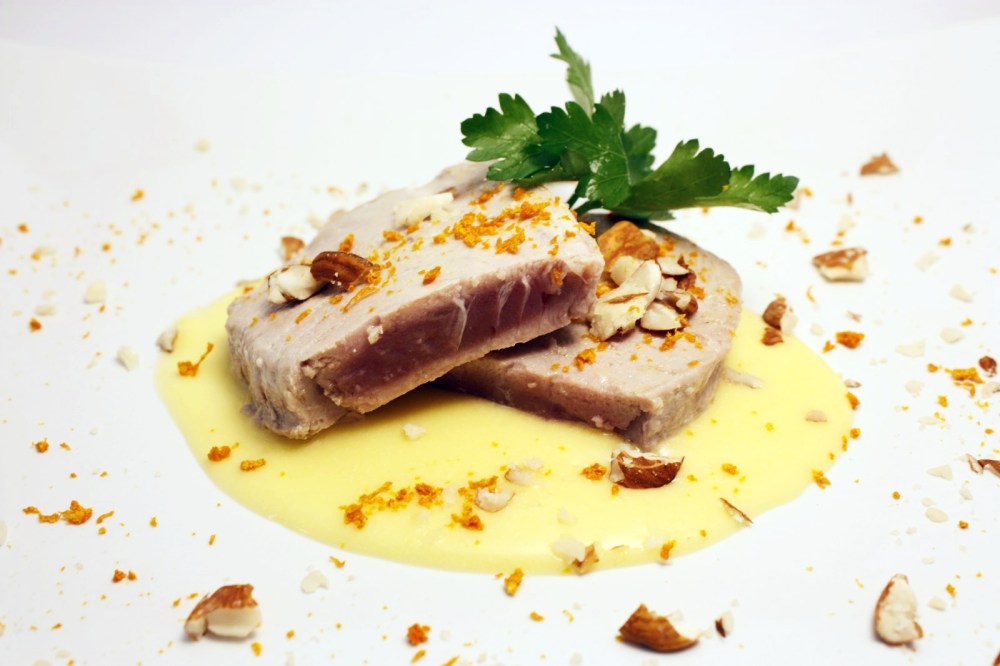 Filetto di tonno rosso con mandorle su salsa all arancia