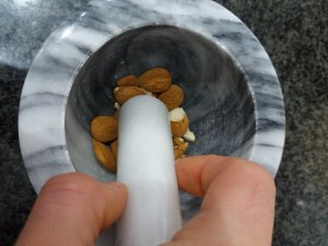 Filetto di tonno rosso con mandorle su salsa all'arancia