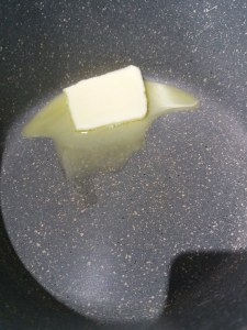 Filetto di tonno rosso con mandorle su salsa all'arancia