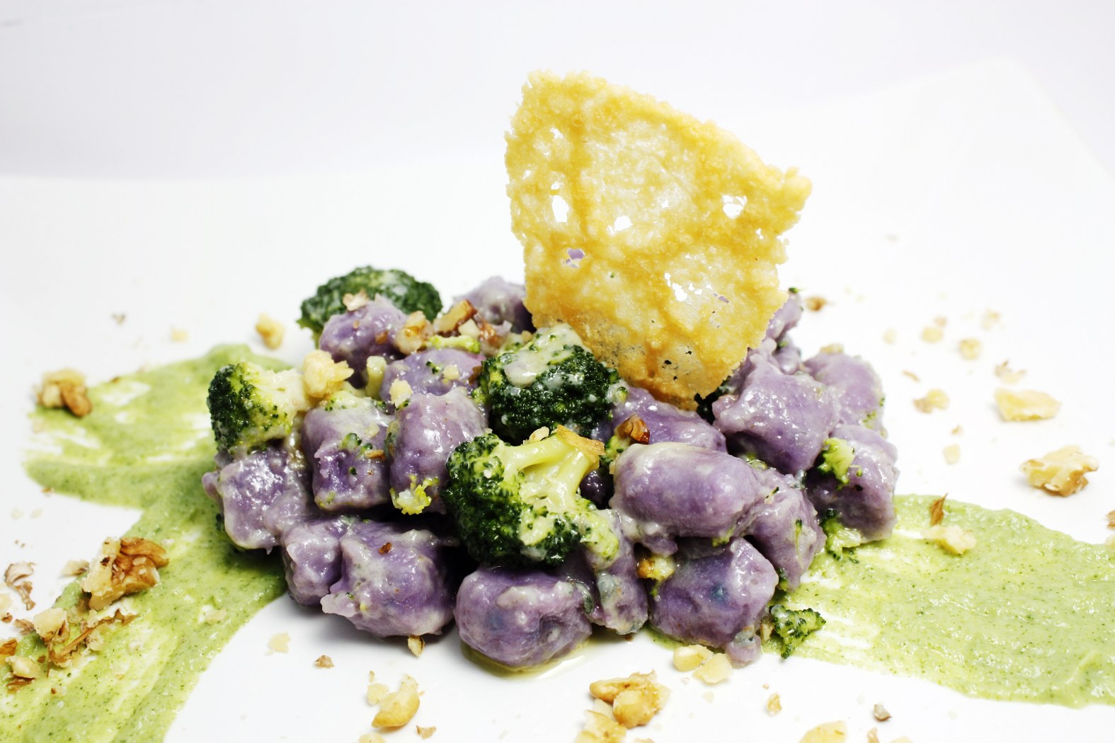 Gnocchi di patate viola con gorgonzola, noci e broccoli