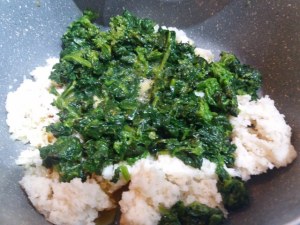 calamaro imbottito con friarielli provola e noci su polenta alla curcuma