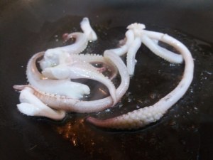 calamaro imbottito con friarielli provola e noci su polenta alla curcuma