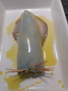 Prendete quindi il calamaro, stringetelo dalla punta della testa per far uscire eventualmente l'aria e, con l'aiuto di un cucchiaino, imbottite il calamaro. Spingete ogni cucchiaino di imbottitura pi&ugrave; a fondo che potete (se ne avete uno con il manico lungo sarebbe perfetto) in modo che il calamaro risulti alla fine gonfio e turgido.
