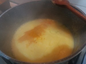 Prendete quindi il calamaro, stringetelo dalla punta della testa per far uscire eventualmente l'aria e, con l'aiuto di un cucchiaino, imbottite il calamaro. Spingete ogni cucchiaino di imbottitura pi&ugrave; a fondo che potete (se ne avete uno con il manico lungo sarebbe perfetto) in modo che il calamaro risulti alla fine gonfio e turgido.