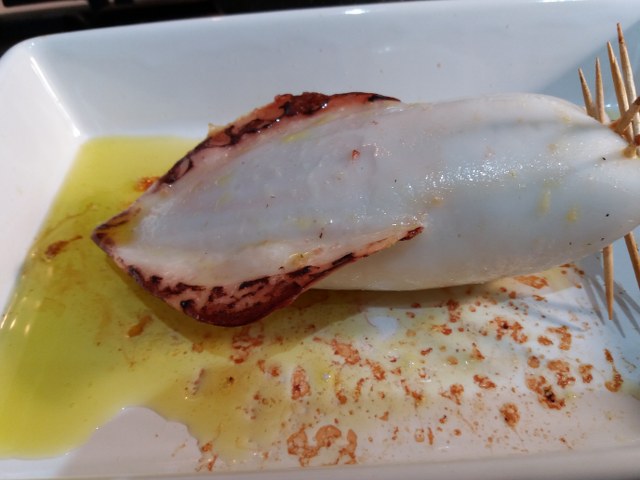 Prendete quindi il calamaro, stringetelo dalla punta della testa per far uscire eventualmente l'aria e, con l'aiuto di un cucchiaino, imbottite il calamaro. Spingete ogni cucchiaino di imbottitura pi&ugrave; a fondo che potete (se ne avete uno con il manico lungo sarebbe perfetto) in modo che il calamaro risulti alla fine gonfio e turgido.