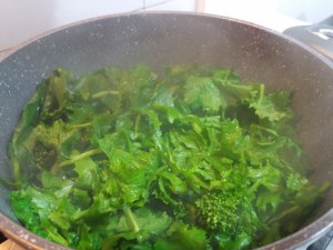 calamaro imbottito con friarielli provola e noci su polenta alla curcuma