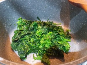 calamaro imbottito con friarielli provola e noci su polenta alla curcuma