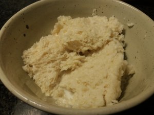 calamaro imbottito con friarielli provola e noci su polenta alla curcuma