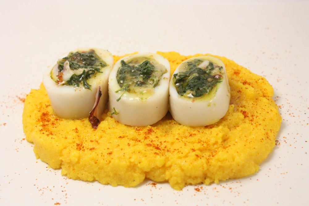 Calamaro imbottito con friarielli provola noci su polenta alla curcuma