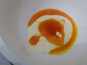 Ravioli bicolore allo zafferano e al nero di seppia con gamberi