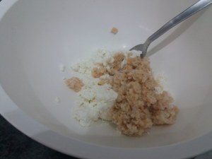 Ravioli bicolore allo zafferano e al nero di seppia con gamberi