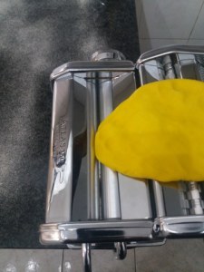 Ravioli bicolore allo zafferano e al nero di seppia con gamberi