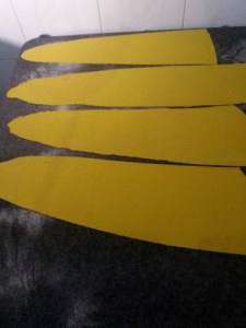 Ravioli bicolore allo zafferano e al nero di seppia con gamberi