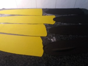 Ravioli bicolore allo zafferano e al nero di seppia con gamberi