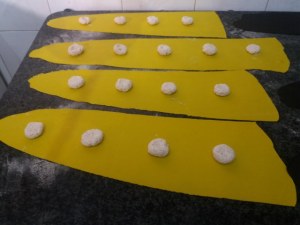 Ravioli bicolore allo zafferano e al nero di seppia con gamberi