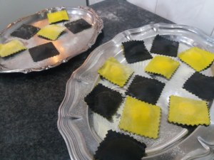 Ravioli bicolore allo zafferano e al nero di seppia con gamberi