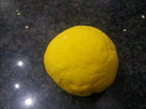 Ravioli bicolore allo zafferano e al nero di seppia con gamberi_2