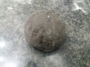 Ravioli bicolore allo zafferano e al nero di seppia con gamberi