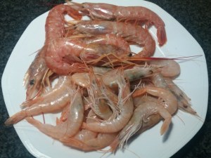 Ravioli bicolore allo zafferano e al nero di seppia con gamberi