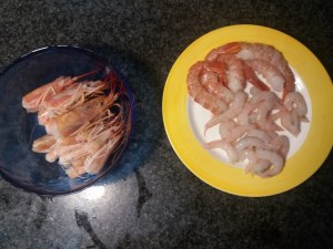 Ravioli bicolore allo zafferano e al nero di seppia con gamberi