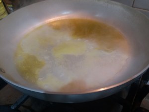 Ravioli bicolore allo zafferano e al nero di seppia con gamberi