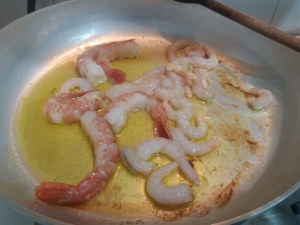 Ravioli bicolore allo zafferano e al nero di seppia con gamberi