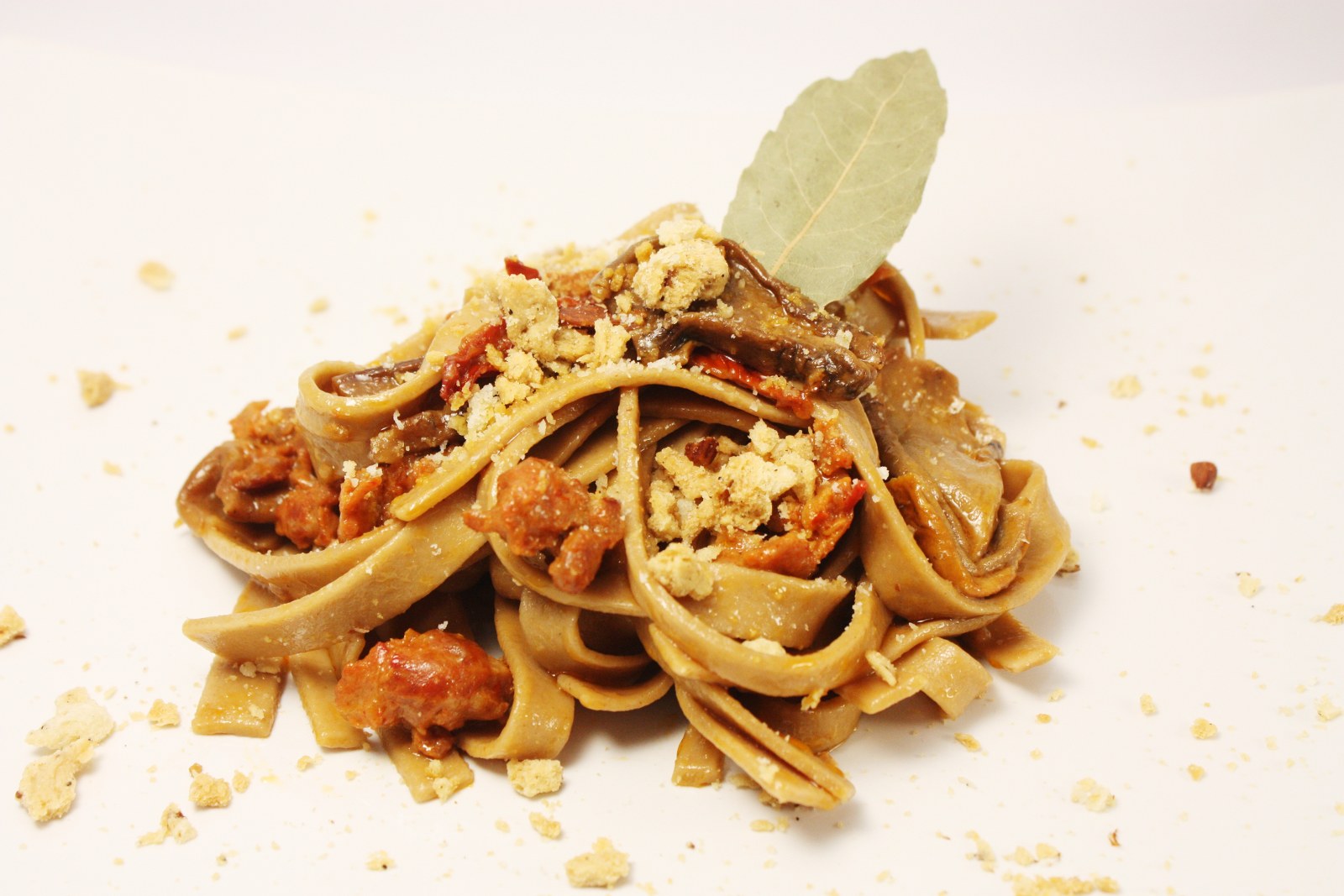 Scialatielli di farina di castagne salsiccia piccante di maiale nero della Sila porcini pomodori secchi tarallo sbriciolato