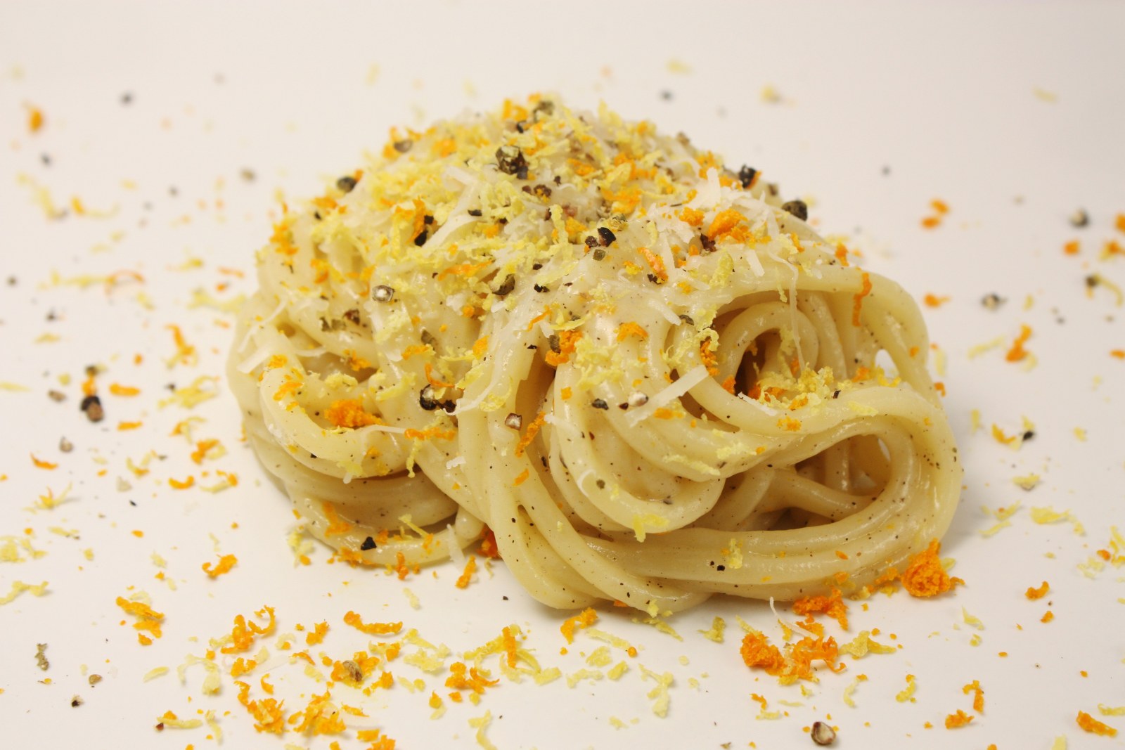 tonnarelli cacio e pepe agli agrumi con provolone del monaco