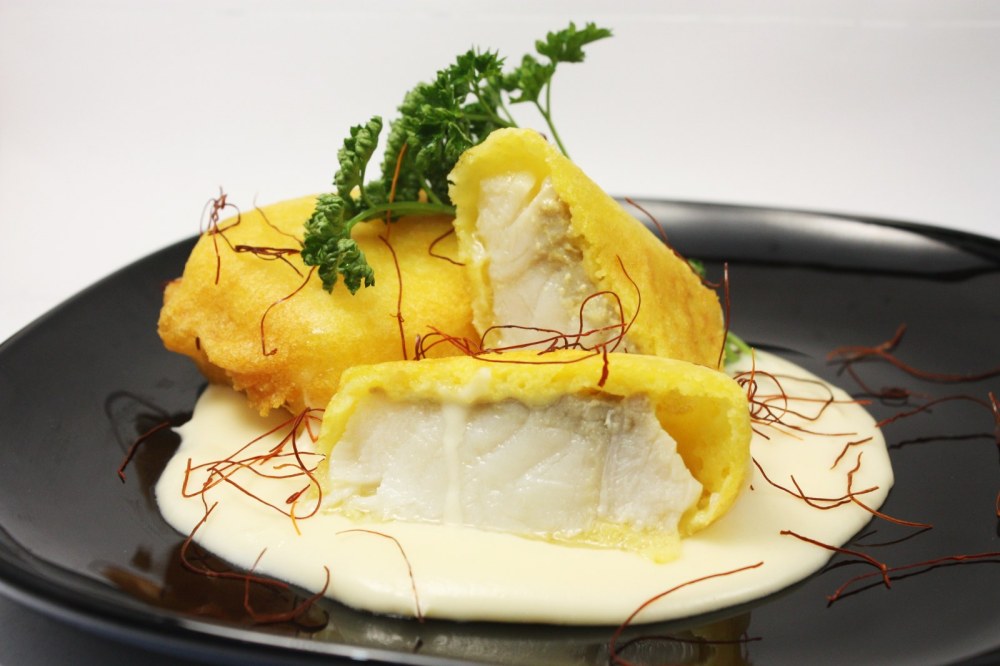 Baccalà in pastella allo zafferano su fonduta al cognac