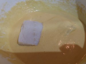 Baccalà in pastella allo zafferano su fonduta al cognac