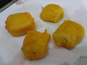 Baccalà in pastella allo zafferano su fonduta al cognac