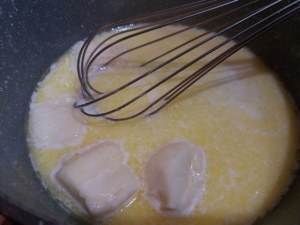 Baccalà in pastella allo zafferano su fonduta al cognac