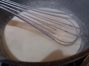 Baccal&agrave; in pastella allo zafferano su fonduta al cognac