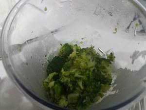 frullatela insieme a metà dei broccoli, con l'aiuto di un minipimer, fino ad ottenere una crema liscia e priva di grumi. Aggiustate di sale. In una padella, invece, fate soffriggere in olio e.v.o. uno spicchio d'aglio, toglietelo quando sarà imbrunito e ripassate in padella l'altra metà dei broccoli.